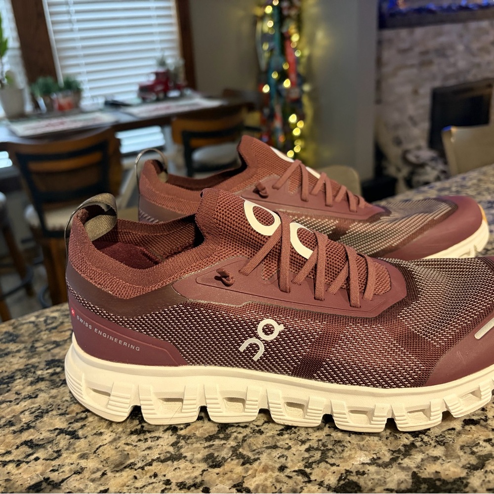 On Running women’s Cloud 6 Versa, Mulberry size 9.5